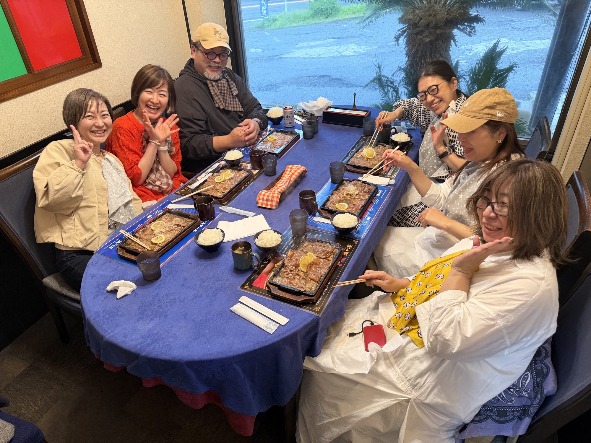 食卓を囲む参加者たち
