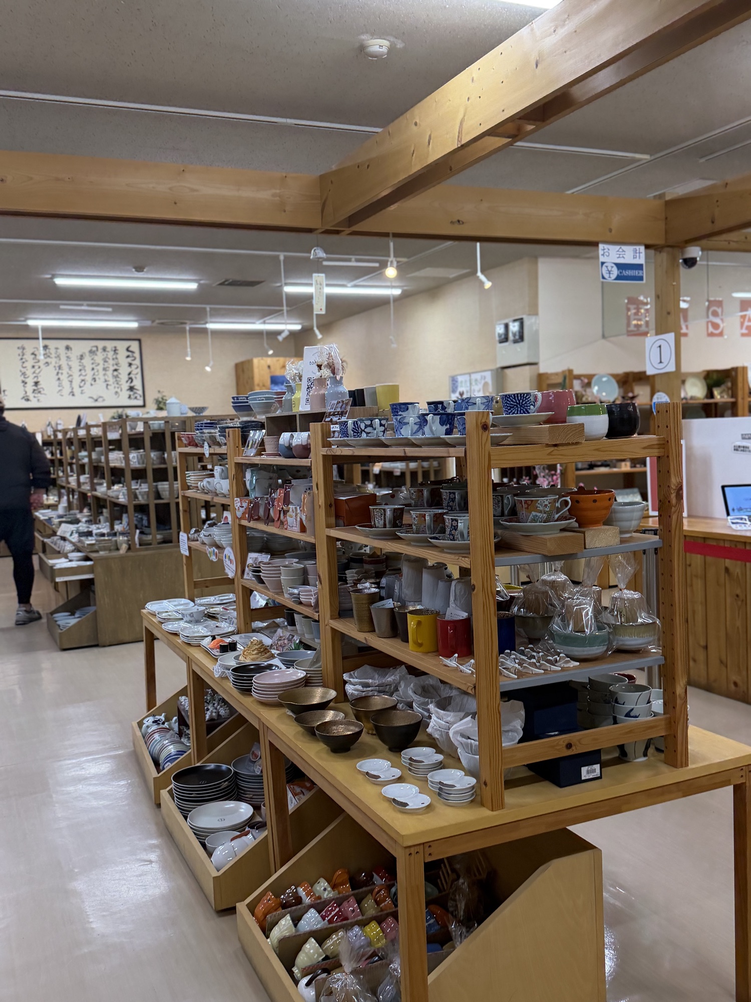 少人数でお店を巡る様子