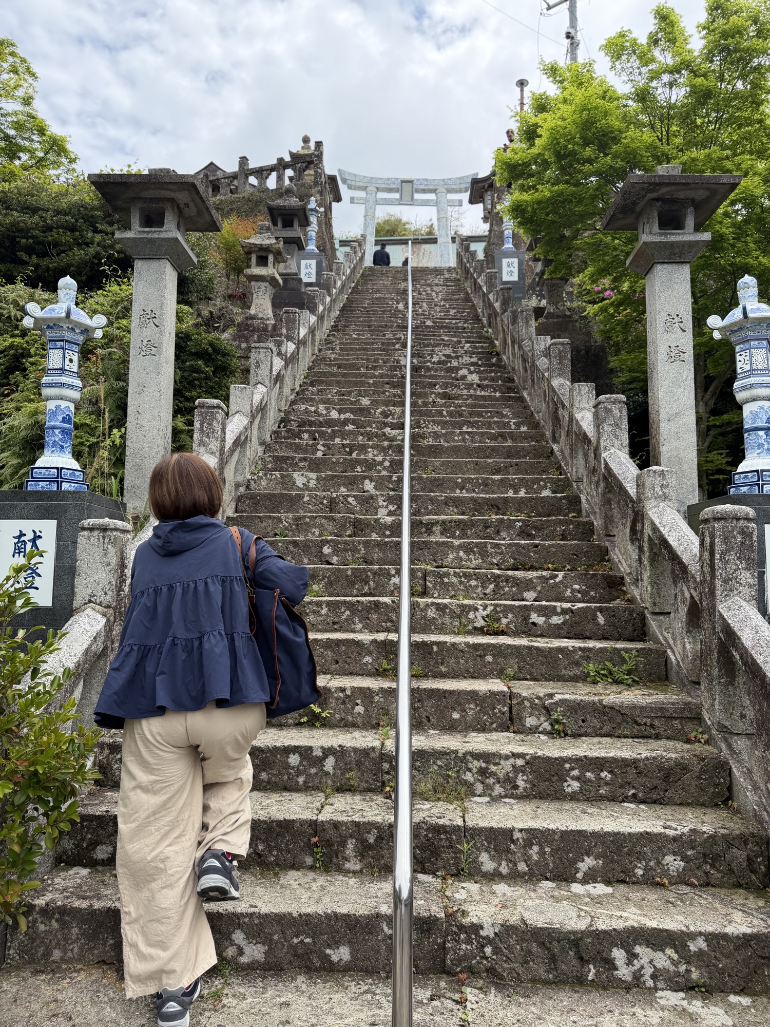 陶山神社へと続く石段を上がっていく参加者