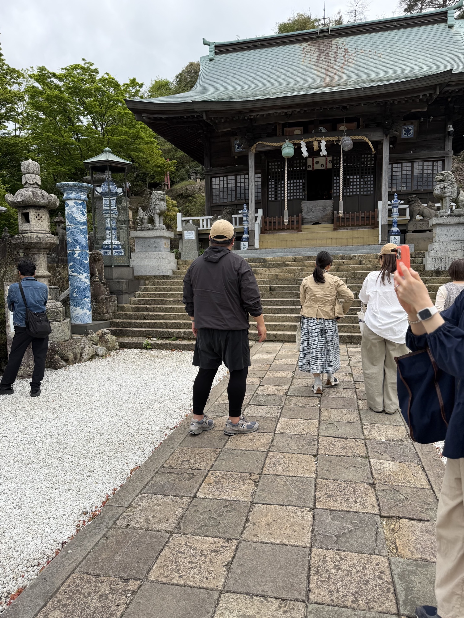 石段を上る参加者たち